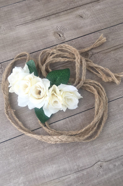 Cinturón (coronita) de rosas blancas con cuerda