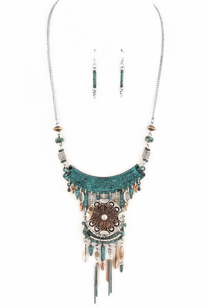 Conjunto collar y pendientes tallados turquesa envejecida