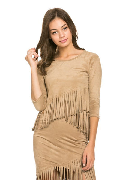Camiseta boho de ante con flecos y manga francesa