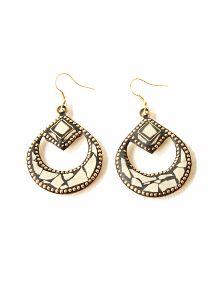 Pendientes artesanos de bronce marroquí dorado y beige