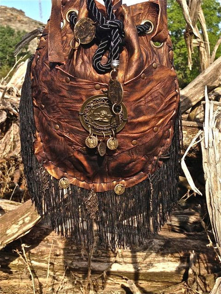 Bolso tipo saco de piel marrón con angelito y flecos premium - Modelo étnico SMALL GYPSY ONE
