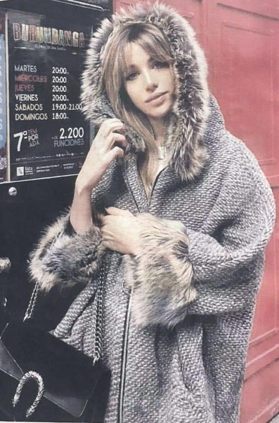 Abrigo esquimal de lana gris con capucha de pelo