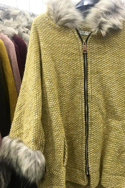 Abrigo esquimal de lana mostaza con capucha de pelo