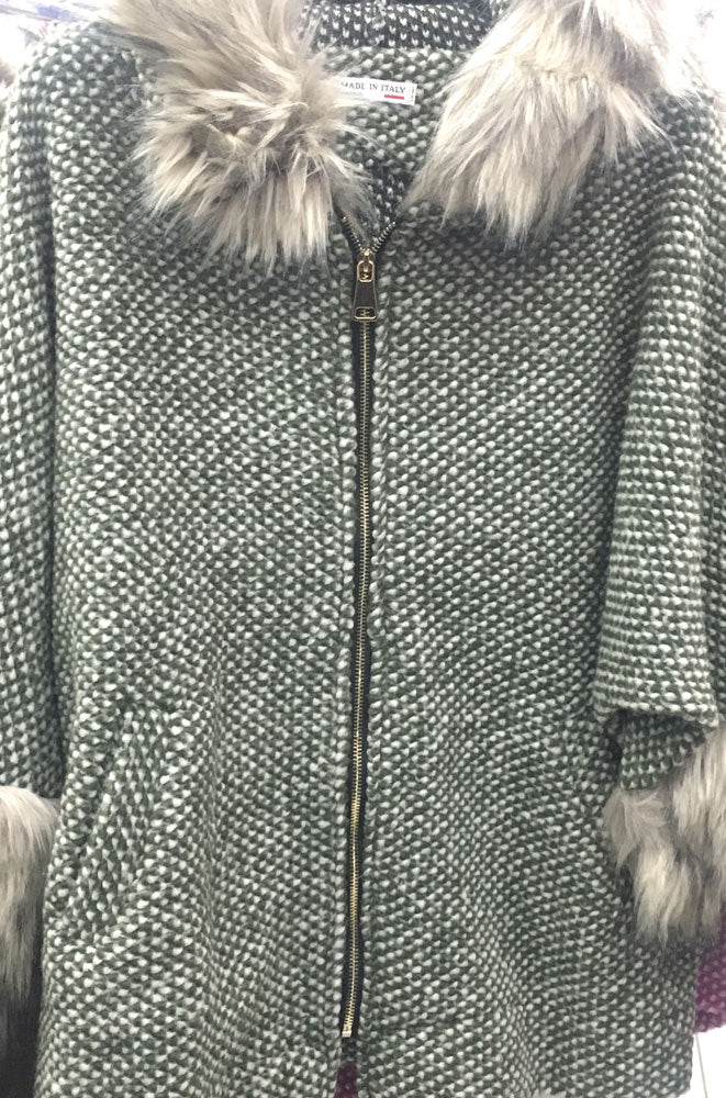 Abrigo esquimal de lana verde con capucha de pelo Valentina Del Sur