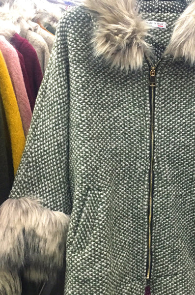 Abrigo esquimal de lana verde con capucha de pelo
