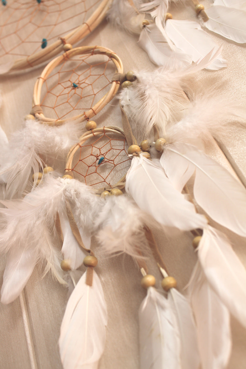 Atrapasueños - Dreamcatcher blanco indio boho con plumas mediano