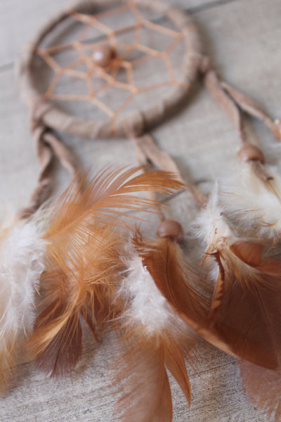 Atrapasueños - Dreamcatcher pequeño indio marrón con plumas