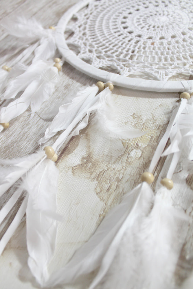 Atrapasueños - Dreamcatcher blanco indio boho con plumas mediano