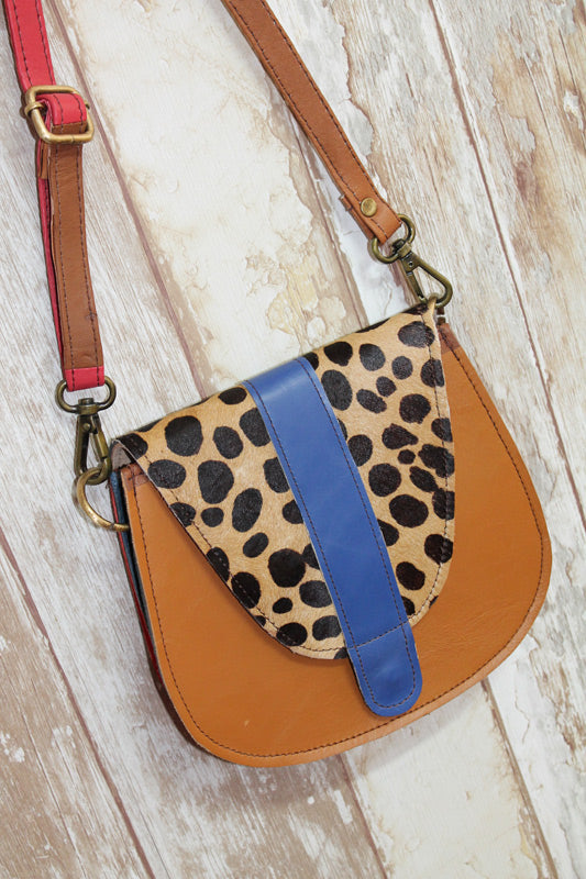 Bolso hippie de cuero camel con azul y tejido animal print VDS