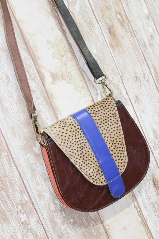 Bolso hippie de cuero con azul y tejido animal print VDS