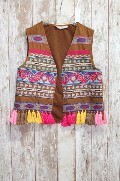 Chaleco boho camel con bordados y flecos de colores