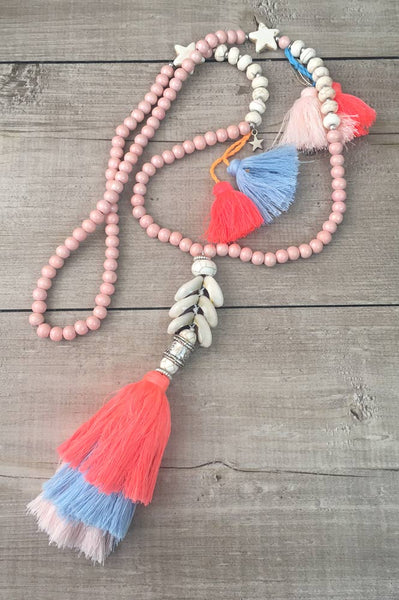 Collar largo rosa tipo rosario tibetano con conchas y pompones