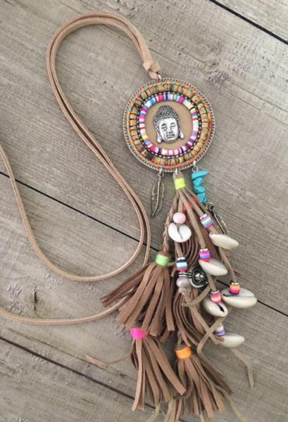 Collar de cuero marrón boho con borlas y conchas - modelo Buda