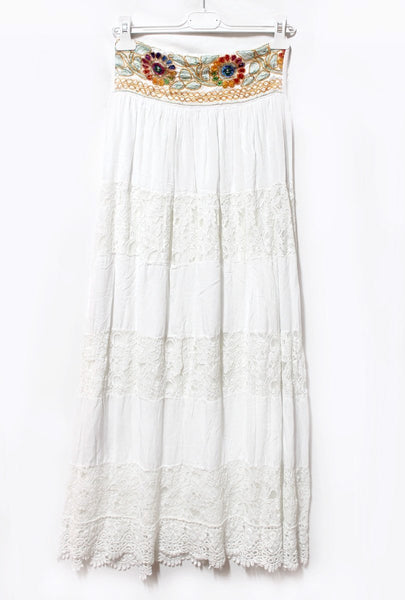 Falda blanca larga hippie-chic con encaje y crochet