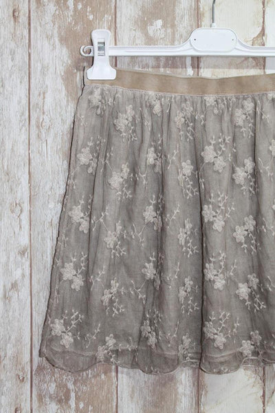 Falda corta bohemia marrón café de encaje floral