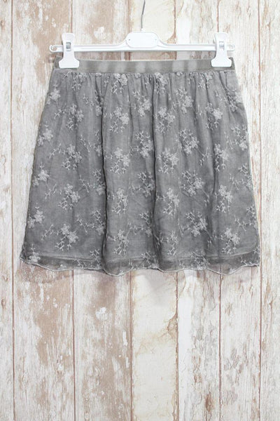 Falda corta gris bohemia de encaje floral