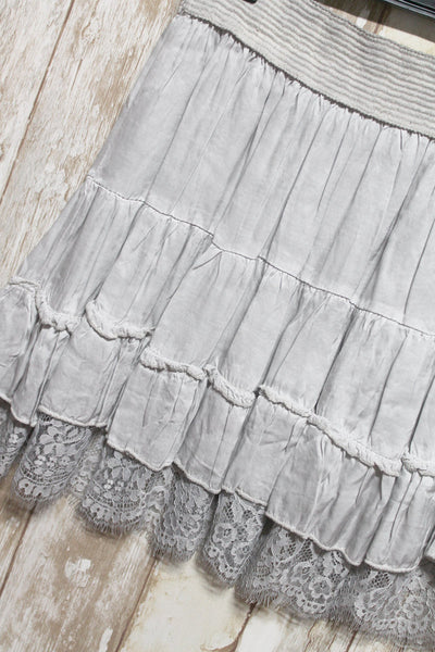 Falda corta gris bohemia de raso y encaje