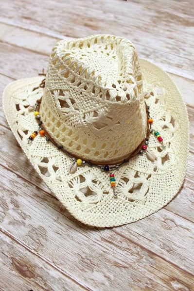 Sombrero de playa beige con cuero, conchas y abalorios boho