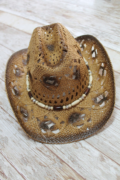 Sombrero de playa marrón tostado con bolitas de madera