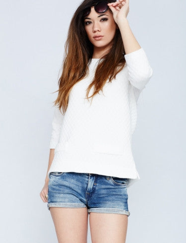 Sudadera blanca textura aberturas laterales