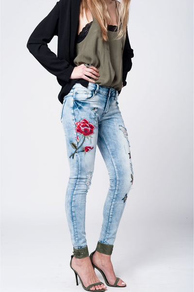 Vaquero celeste elastico con bordados de rosas y pájaro