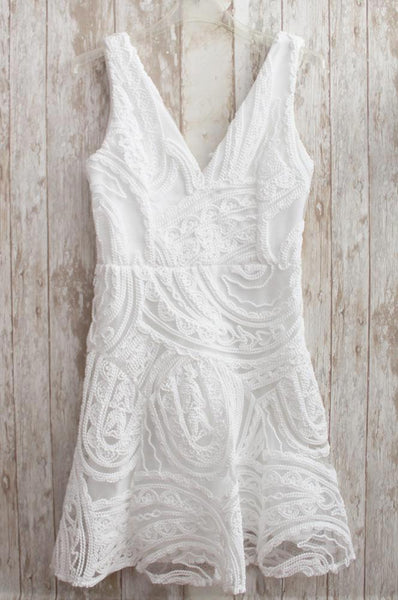 Vestido blanco corto de vuelo de tul y relieves