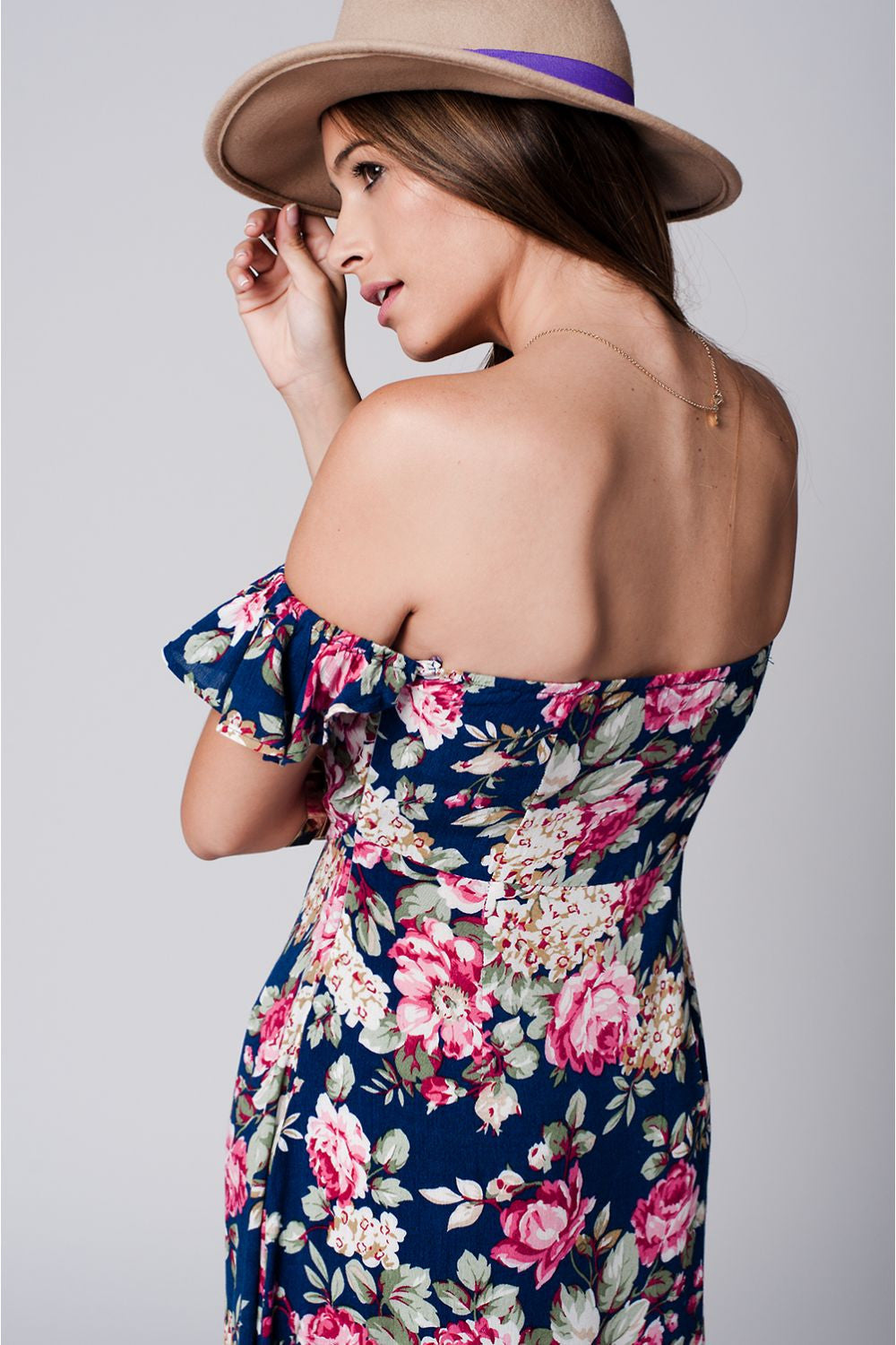 Vestido largo azul de flores con escote corazón y hombros