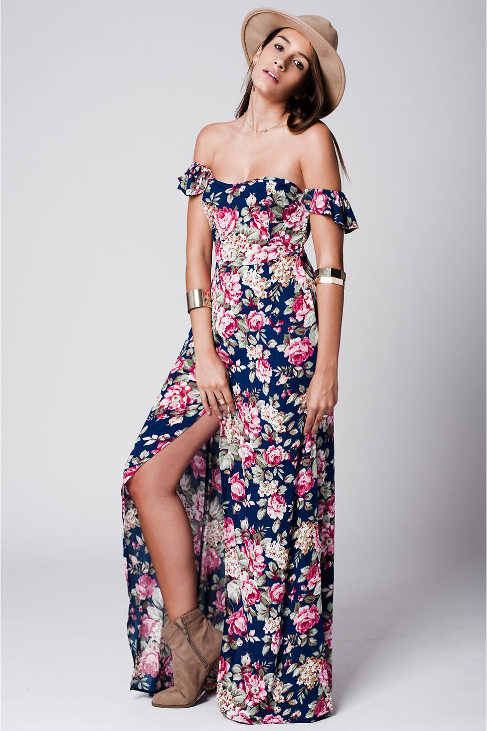 Vestido largo azul de flores con escote corazón y hombros